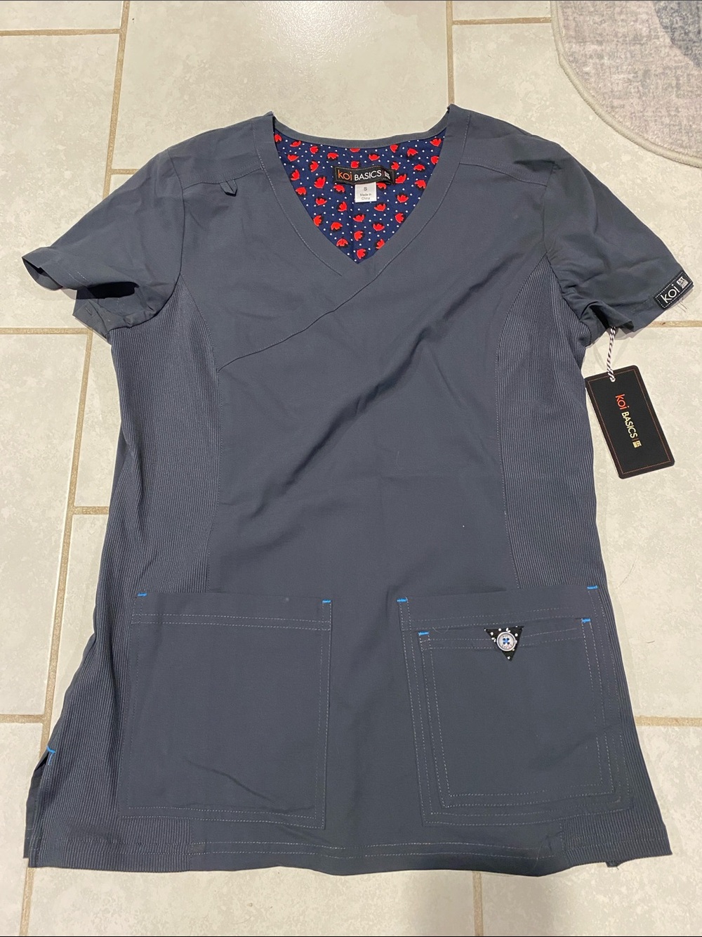 koi Gray Short-Sleeve V-Neck Scrub Top with Cute Print Lining Women’s Size Small